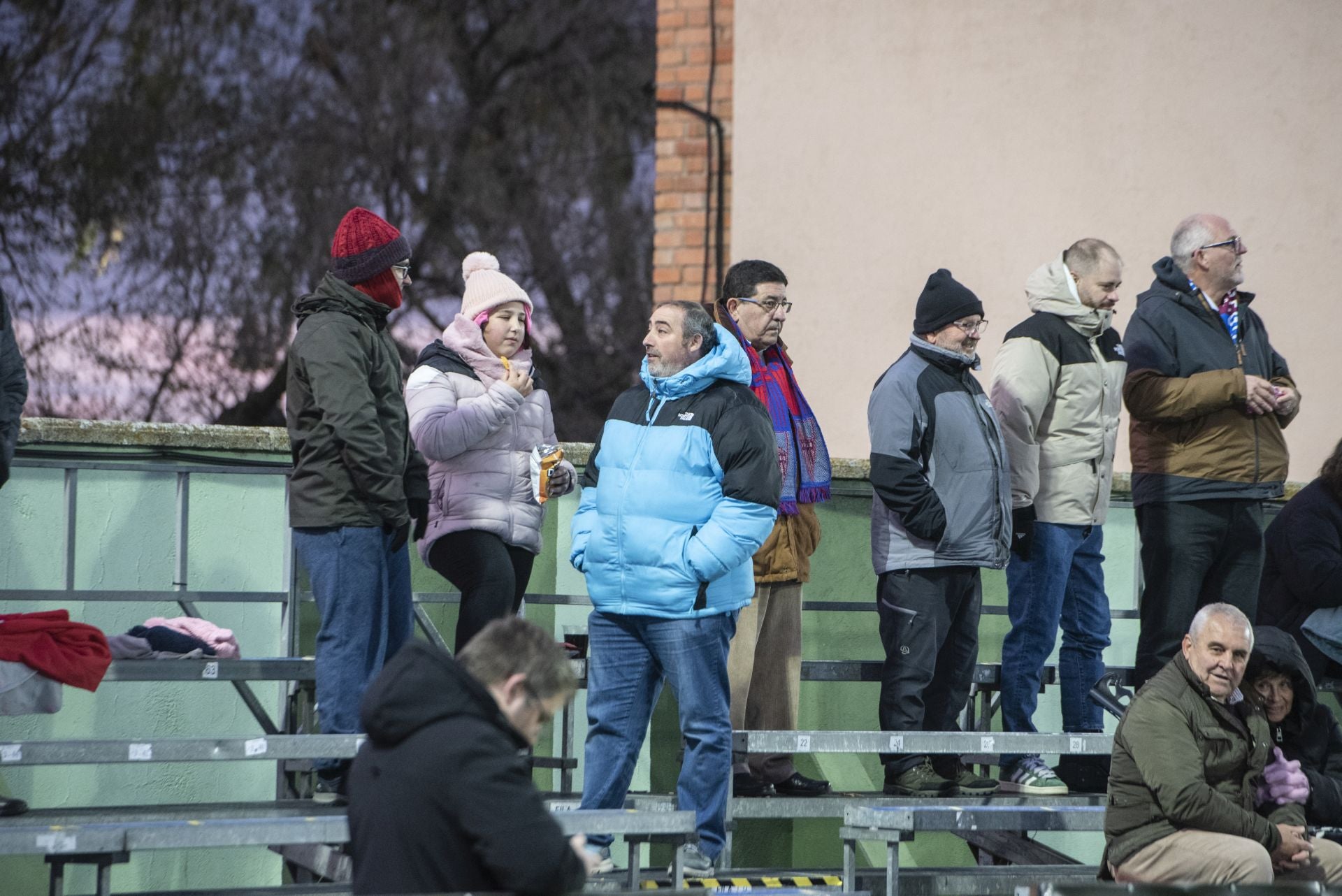 Búscate en las gradas de La Albuera durante el Segoviana vs Astorga