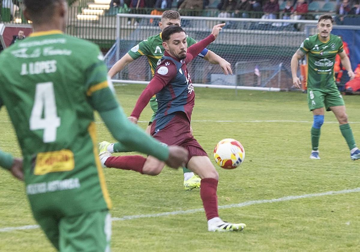 Ivo dispara a portería en una de las ocasiones más claras de la Segoviana.