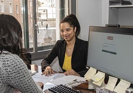 Alba Mateo, en el centro de información a personas extranjeras de CC OO.