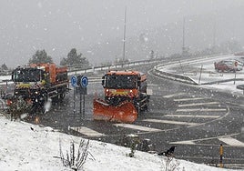 Imagen de archivo de máquinas quitanieves limpiando una carretera.