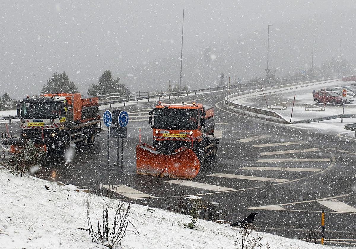 Imagen de archivo de máquinas quitanieves limpiando una carretera.