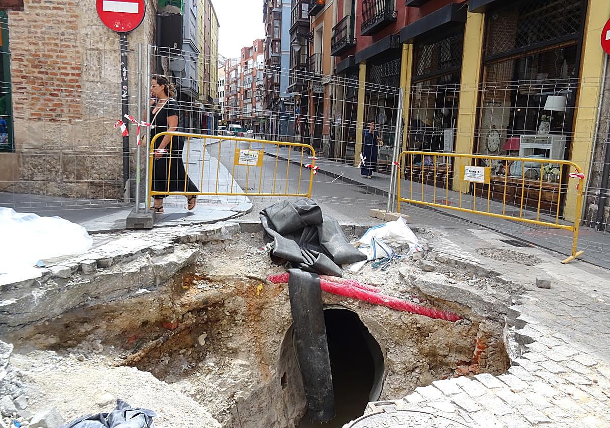 Una imagen de archivo del colector de aguas residuales de la calle Macías Picavea, en unas obras de aquavall.
