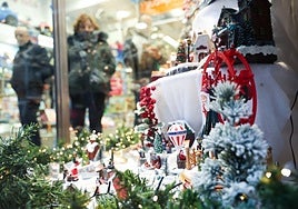 El escaparate de un comercio con decoración navideña.