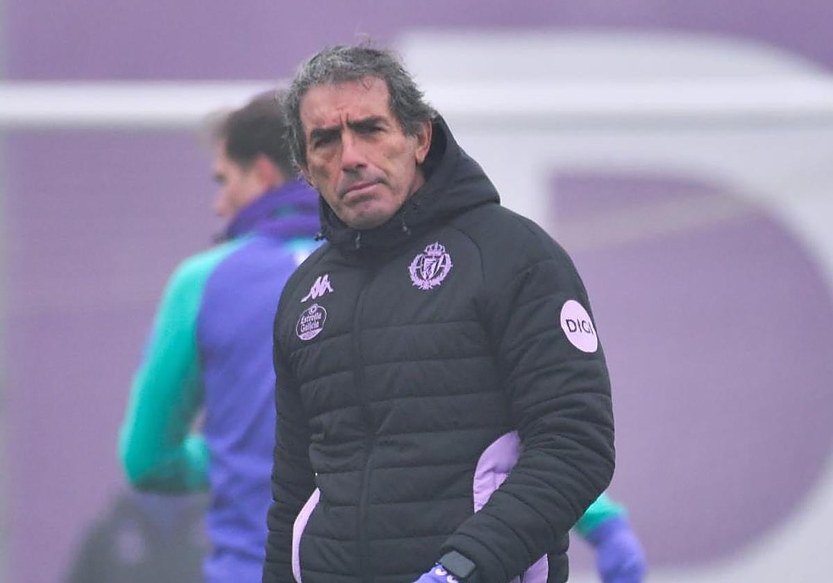 Guillermo Almada, durante el entrenamiento del Real Valladolid de este lunes en los Campos Anexos con Juanmi Latasa detrás
