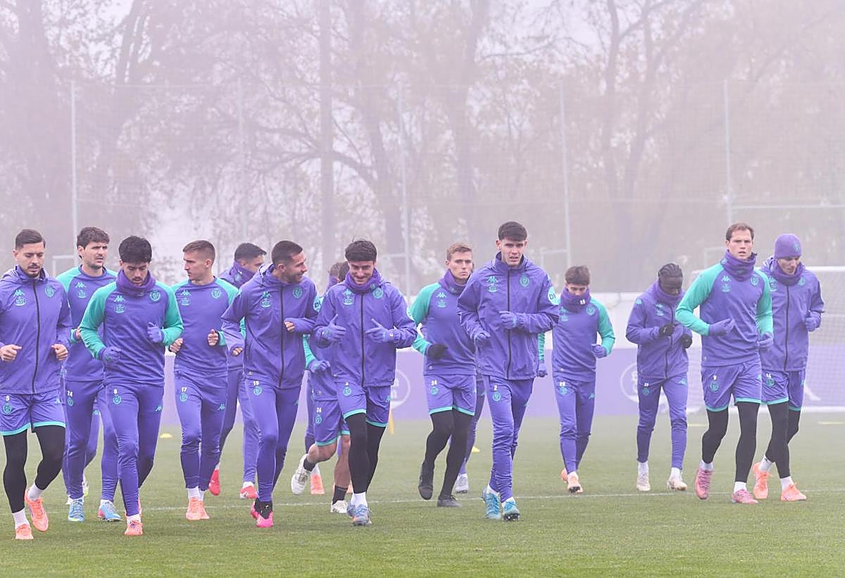 Los jugadores del Real Valladolid, durante el entrenamiento de este lunes en los Campos Anexos