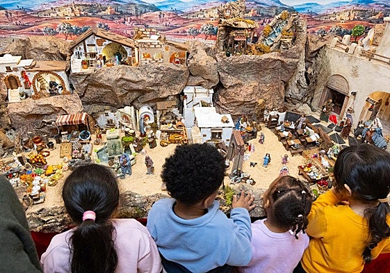 Alumnos de colegio García Quintana visitan el belén de la familia Plantinet Rivera, en su casa de la calle Santiago. El sábado 6 de diciembre celebran una jornada de puertas abiertas para que los vallisoletanos que lo deseen lo puedan visitar.