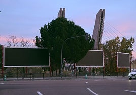 Vallas en negro en la avenida de Salamanca junto al puente de Hispanoamérica.