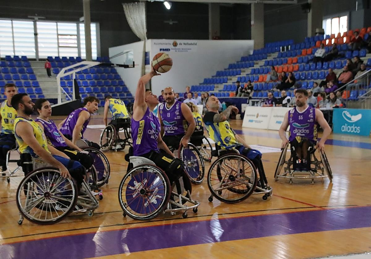 Rebote en una acción del encuentro entre vallisoletanos e insulares.