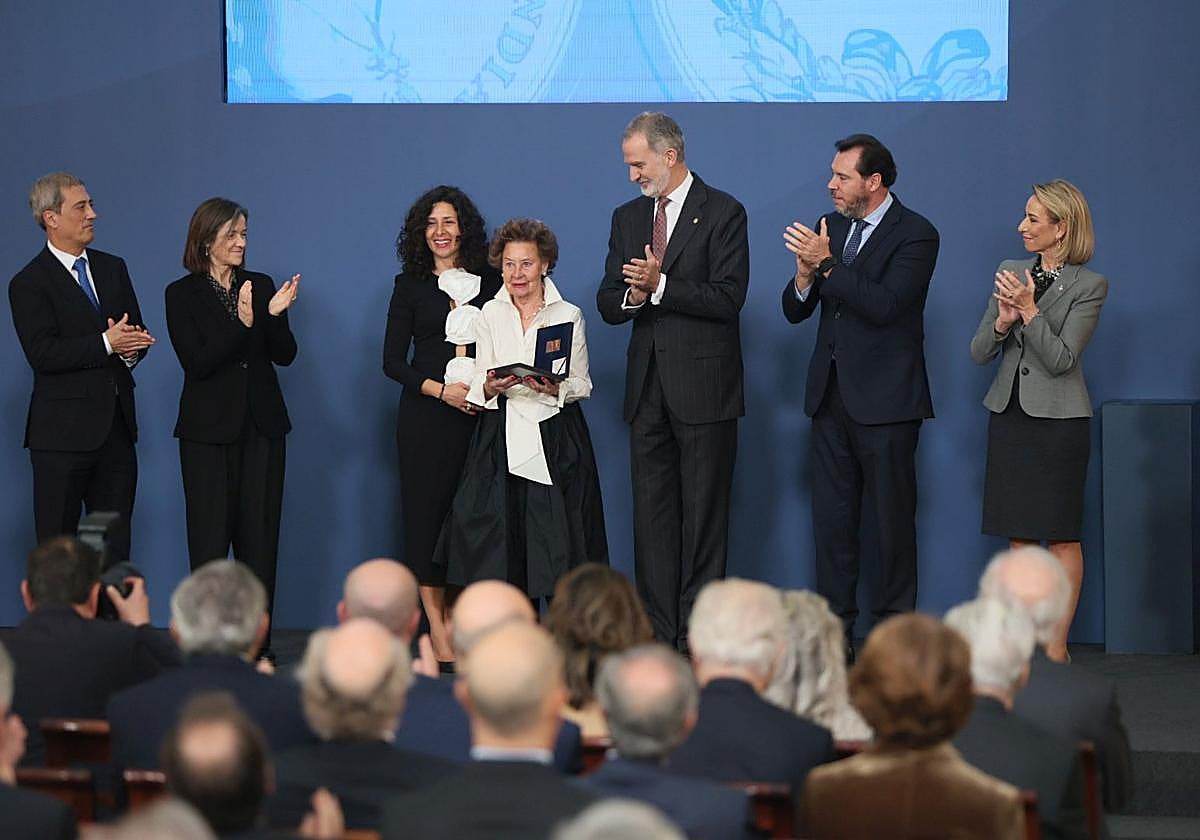 María Teresa Rodríguez recibe una ovación tras recibir el premio.