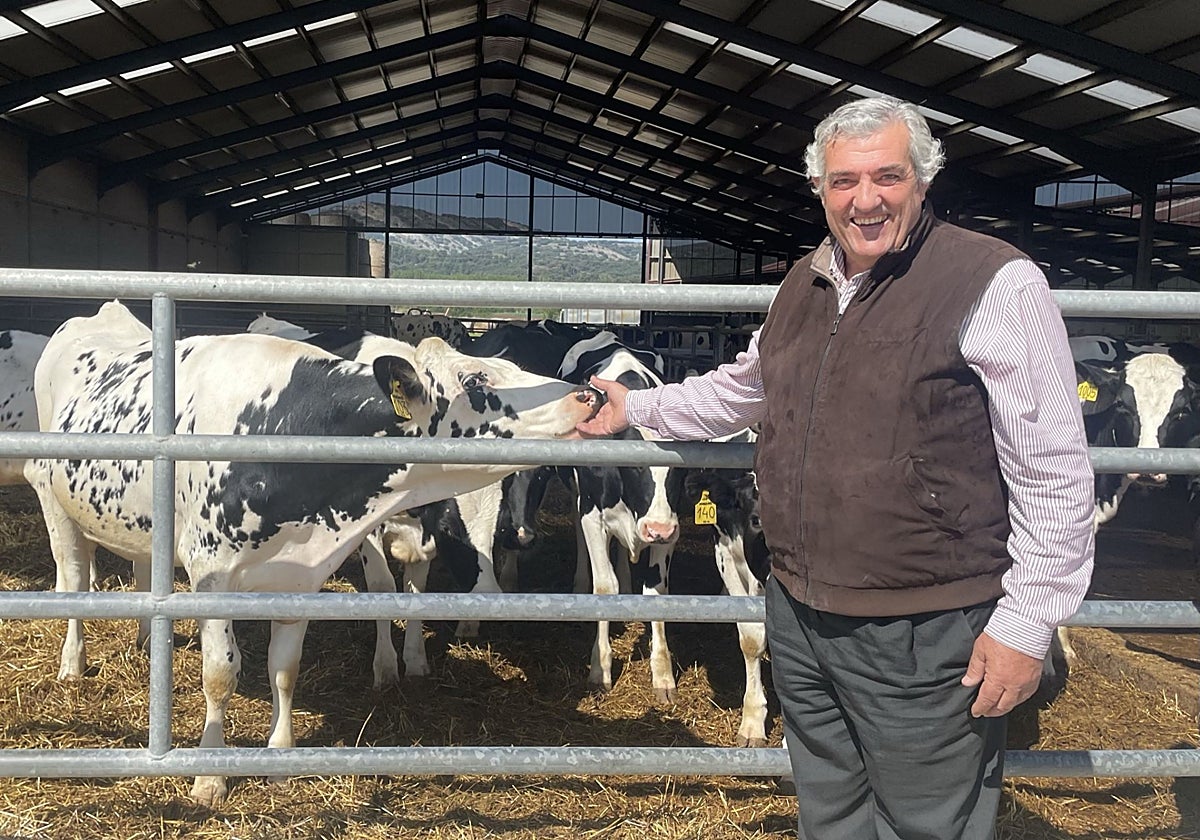 Joaquín Lorenzo en una de las granjas de Pascual.