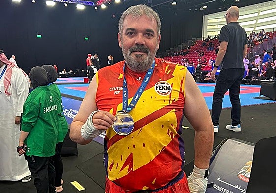 El vallisoletano Óscar Gómez con la medalla de oro ganada en el mundial de Abu Dhabi.