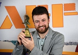 El productor Óscar Villarroya recoge el Premio a Mejor Cortometraje para 'Polígono X', de Néstor López.