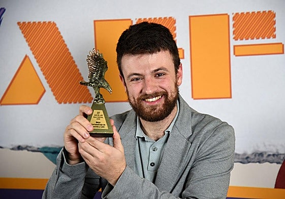 El productor Óscar Villarroya recoge el Premio a Mejor Cortometraje para 'Polígono X', de Néstor López.