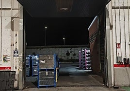 Una de las puertas de la empresa de logística Arcese que se sustituirá.