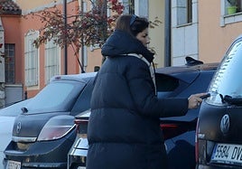 Una mujer rasca el hielo de la luna congelada de su coche este lunes.