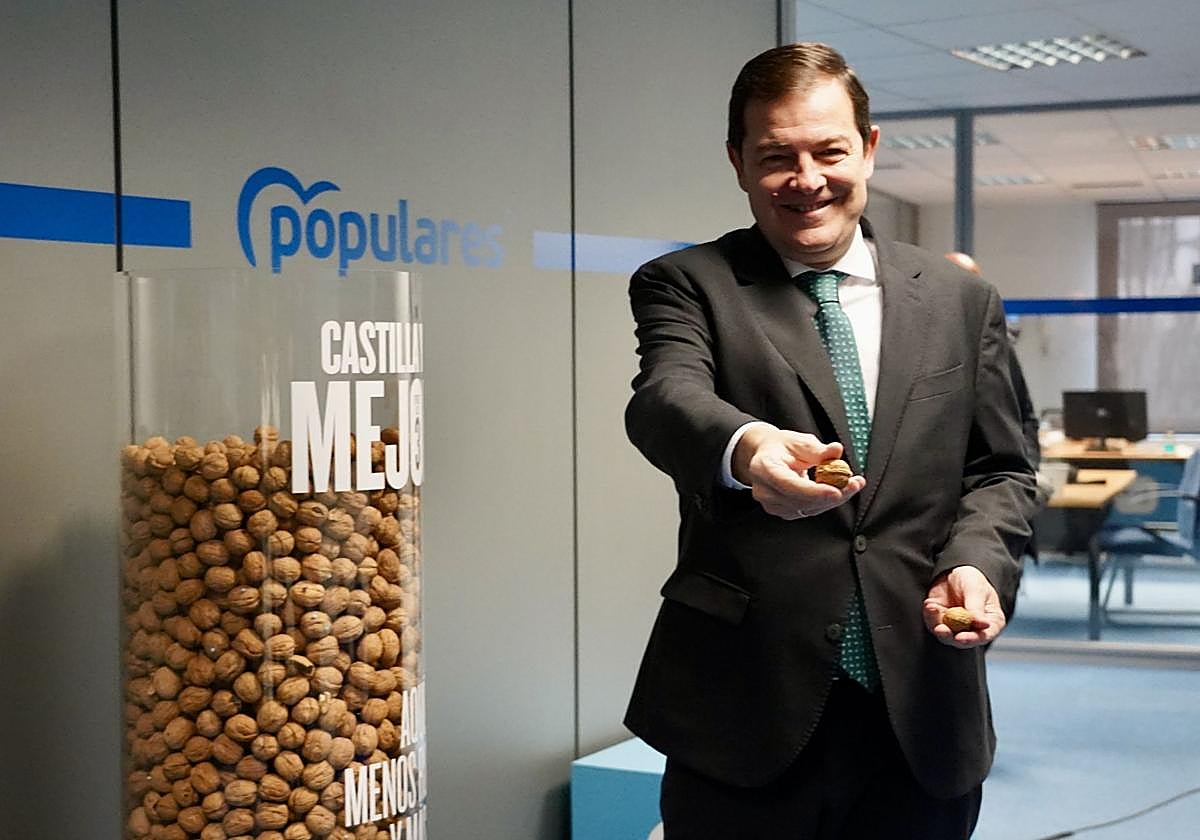 Alfonso Fernández Mañueco, con las nueces en la sede autonómica del partido en Valladolid.