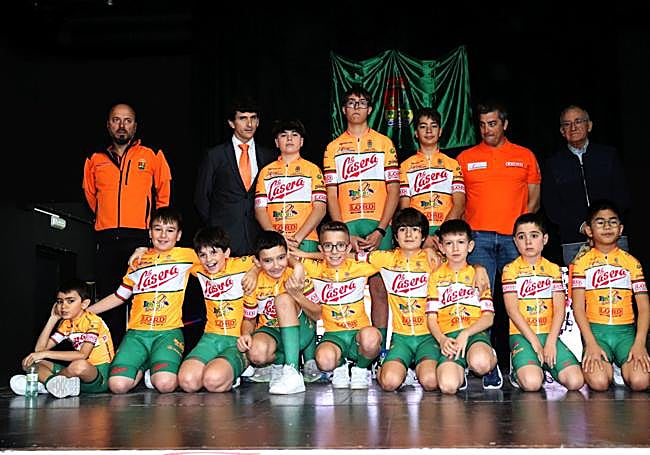 Los miembros del equipo con su cuerpo técnico y su padrino Tomás Nistal