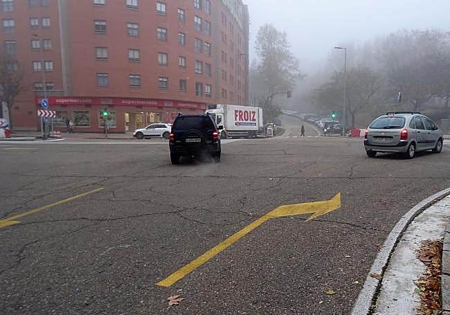 La calzada reabierta (al fondo) de la calle Juan García Hortelano, donde no se han borrado las marcas viales de obra que obligaban a girar por el corte.