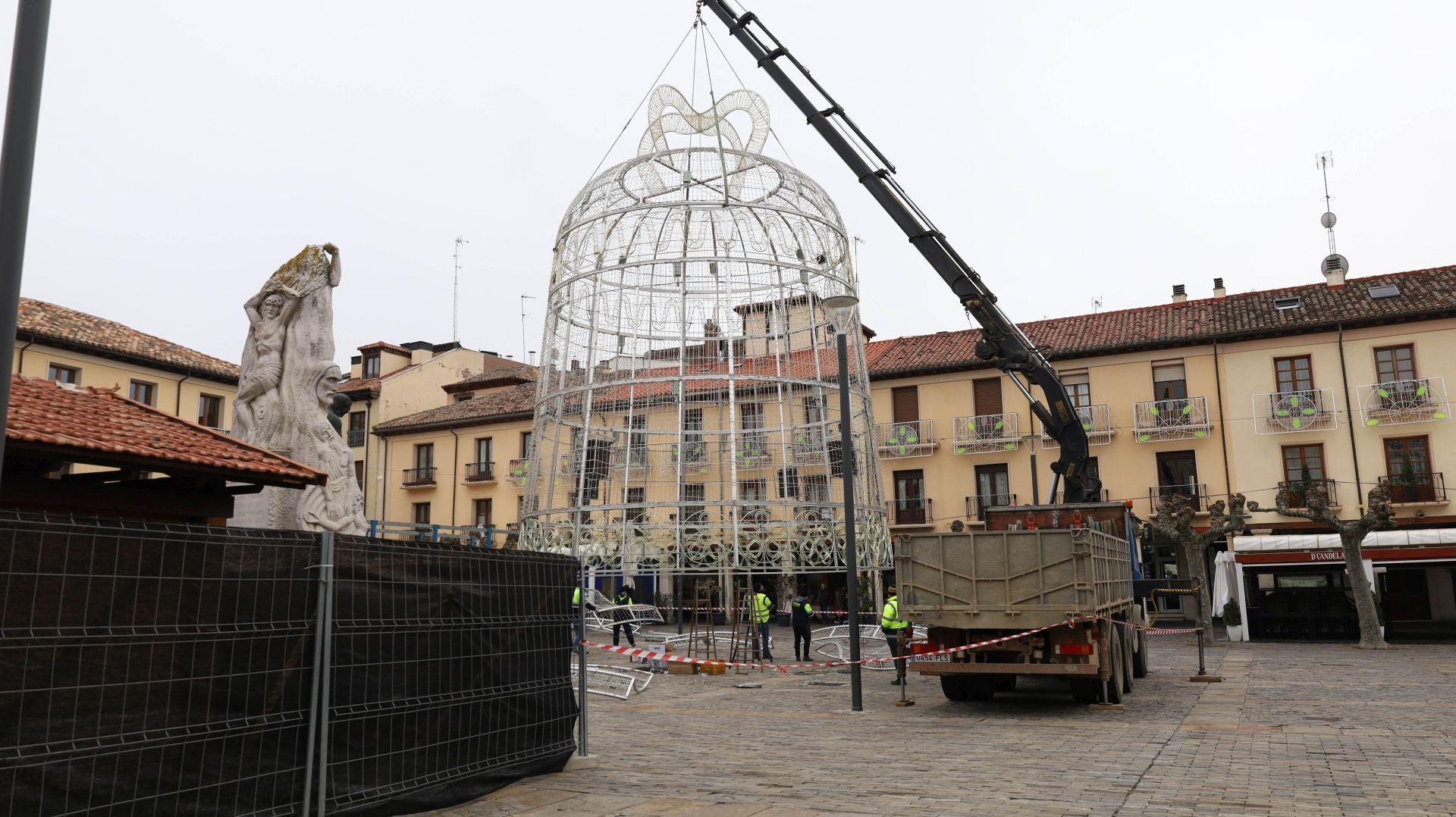 La Plaza Mayor de Palencia se prepara para la Navidad