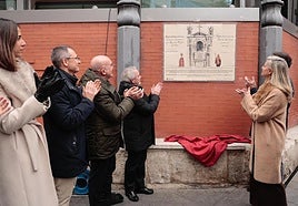 Inauguración de la placa en homenaje al gremio de joyeros, relojeros y plateros, este lunes.