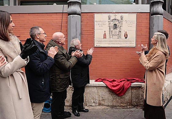 Inauguración de la placa en homenaje al gremio de joyeros, relojeros y plateros, este lunes.