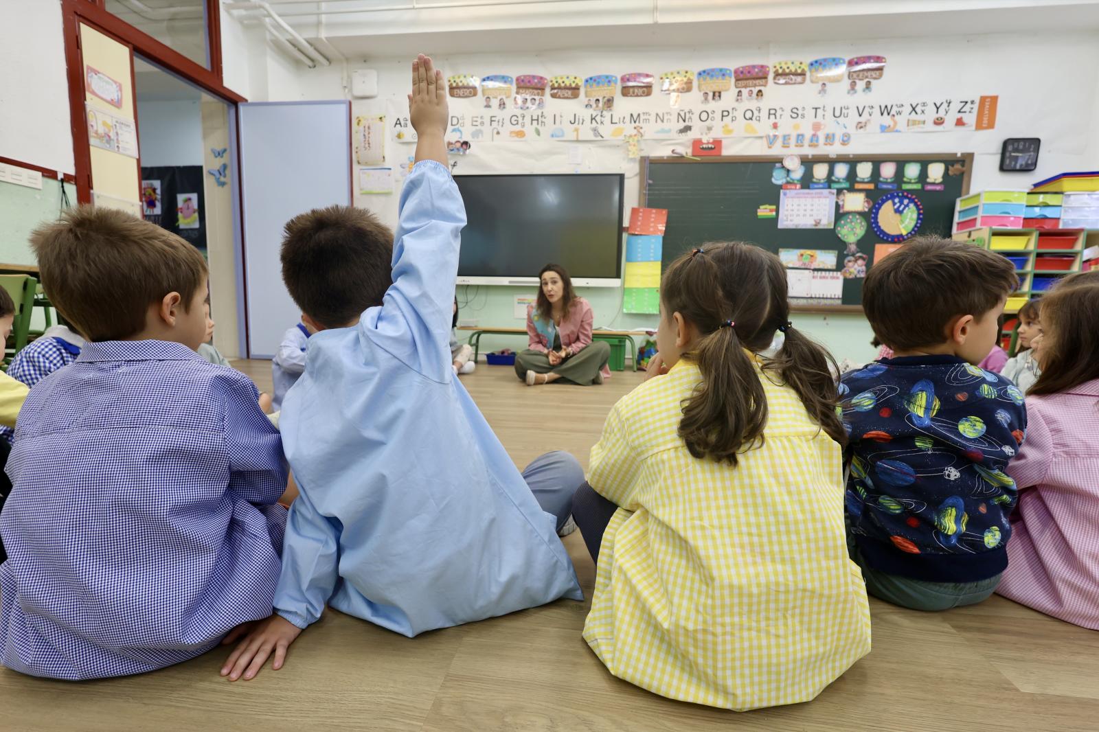 Varios escolares atienden en clase en el primer día del curso en un centro de Valladolid..