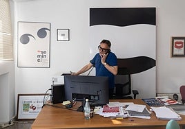 José Luis Cienfuegos, en su despacho de la Seminci en las dependencias del Teatro Calderón.