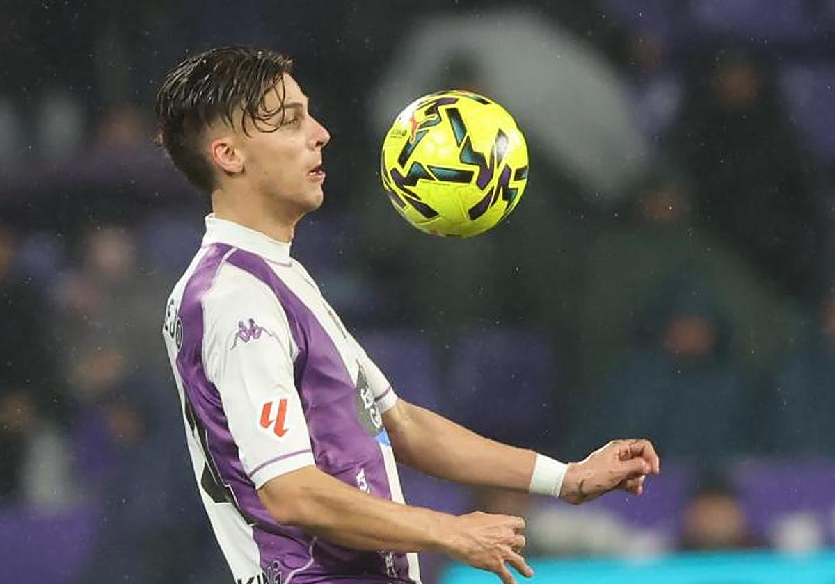 Iván Alejo controla el balón durante el último partido del Real Valladolid ante el Málaga.