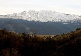 Nieve en la vertiente segoviana de la Sierra de Guadarrama, este lunes.