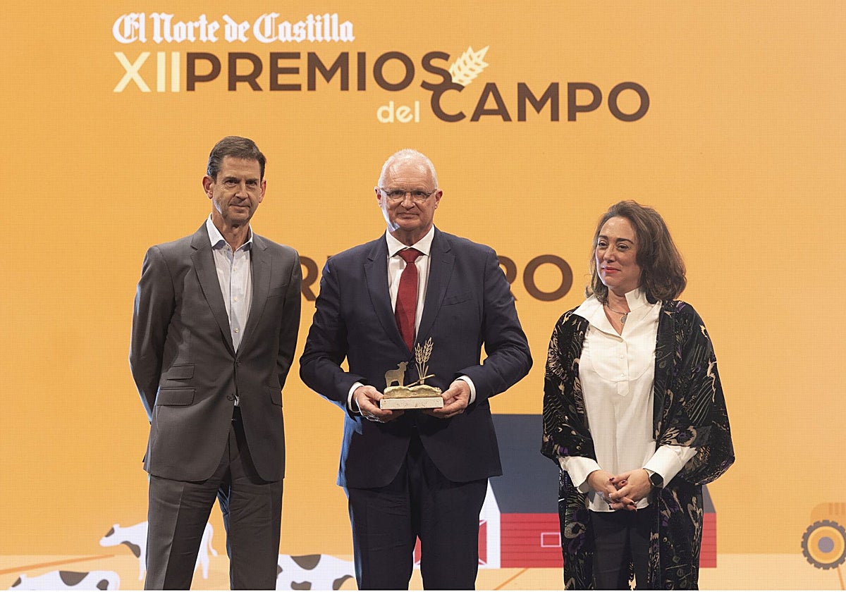 María González Corral y Goyo Ezama entregan el premio a Eloy Bailez.