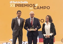 María González Corral y Goyo Ezama entregan el premio a Eloy Bailez.