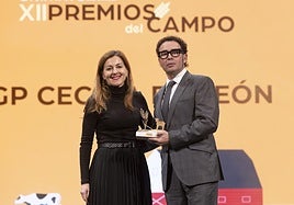 Paula Díaz-Caneja, directora de Calidad y Medioambiente de Alimerka junto a Luis Castro, IGP Cecina de León.