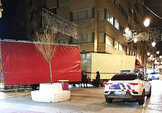 Dos patrullas vigilan la retirada del carrusel de la plaza de San Andrés por la calle Mantería.