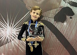 Mario Collantes, del club La Victoria, posa con su medalla de oro.