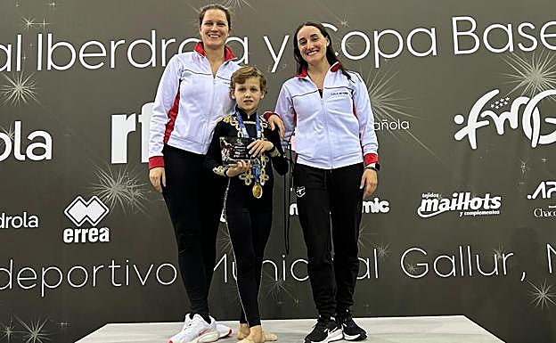 Mario, con sus entrenadoras.