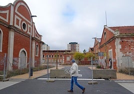 Un hombre pasa ante las vallas y bloque de hormigón que cierran la entrada desde la calle Bartolomé de las Casas al entramado de callejuelas del antiguo cuartel Conde Ansúrez.