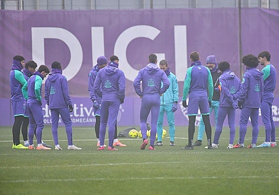 Charla previa de los jugadores con Almada en el entrenamiento de este lunes.