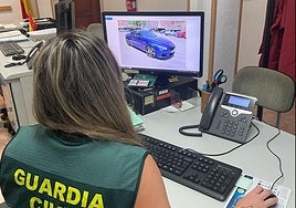 Una agente de la Comandancia de la Guardia Civil de Segovia investiga una estafa.