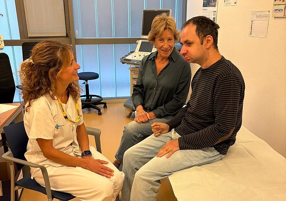 Una de las personas beneficiarias del Programa ASI recibe la atención de los especialistas.