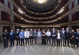 Foto de familia de los premiados y patrocinadores en el escenario del Teatro Calderón donde se ha celebrado la gala de los Premios del Campo de El Norte de Castilla.