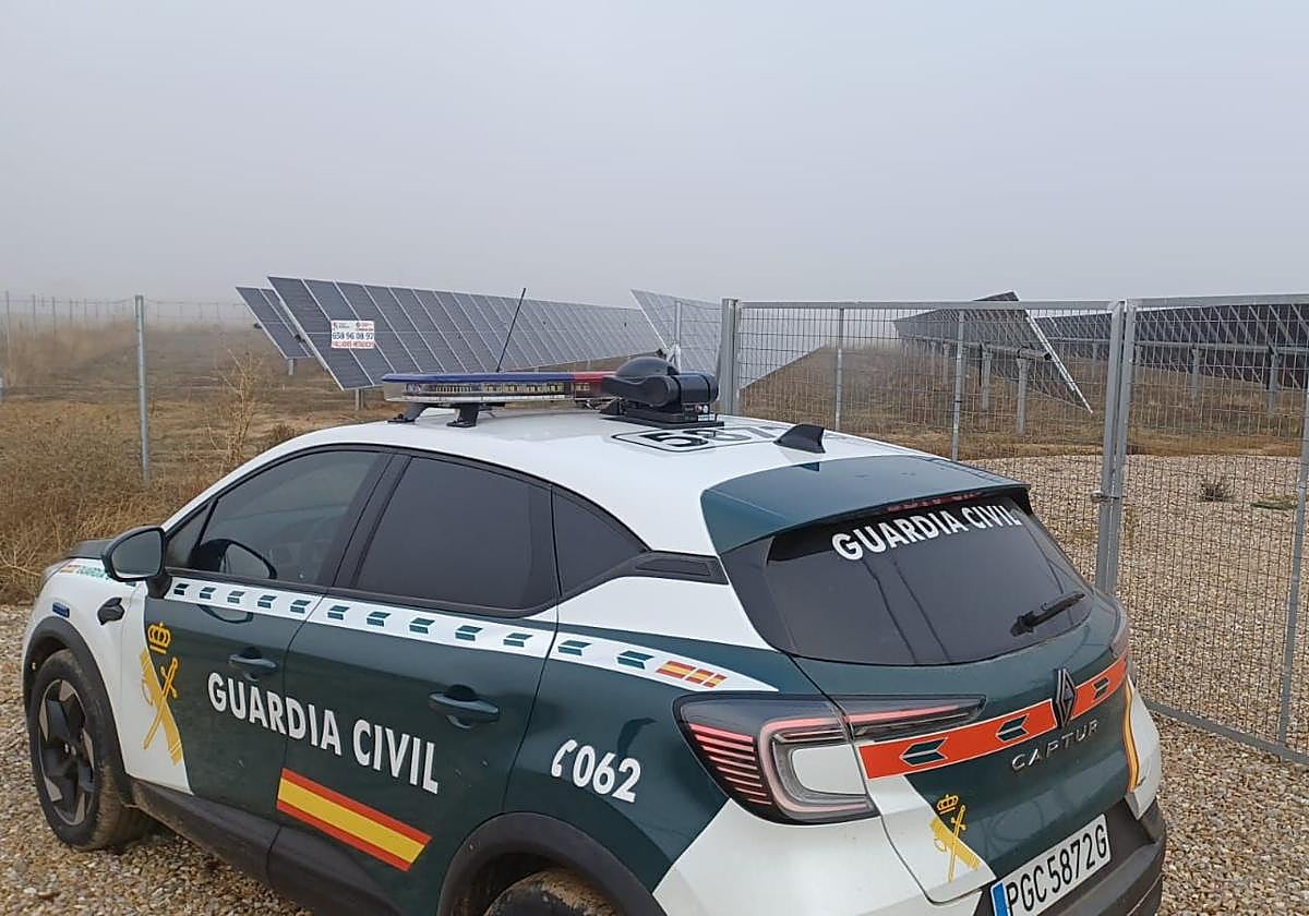 Un vehículo de la Guardia Civil junto a una planta fotovoltaica.