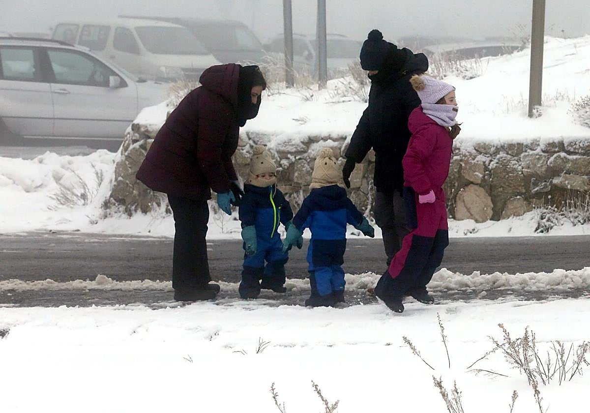 La nieve alfombra la sierra