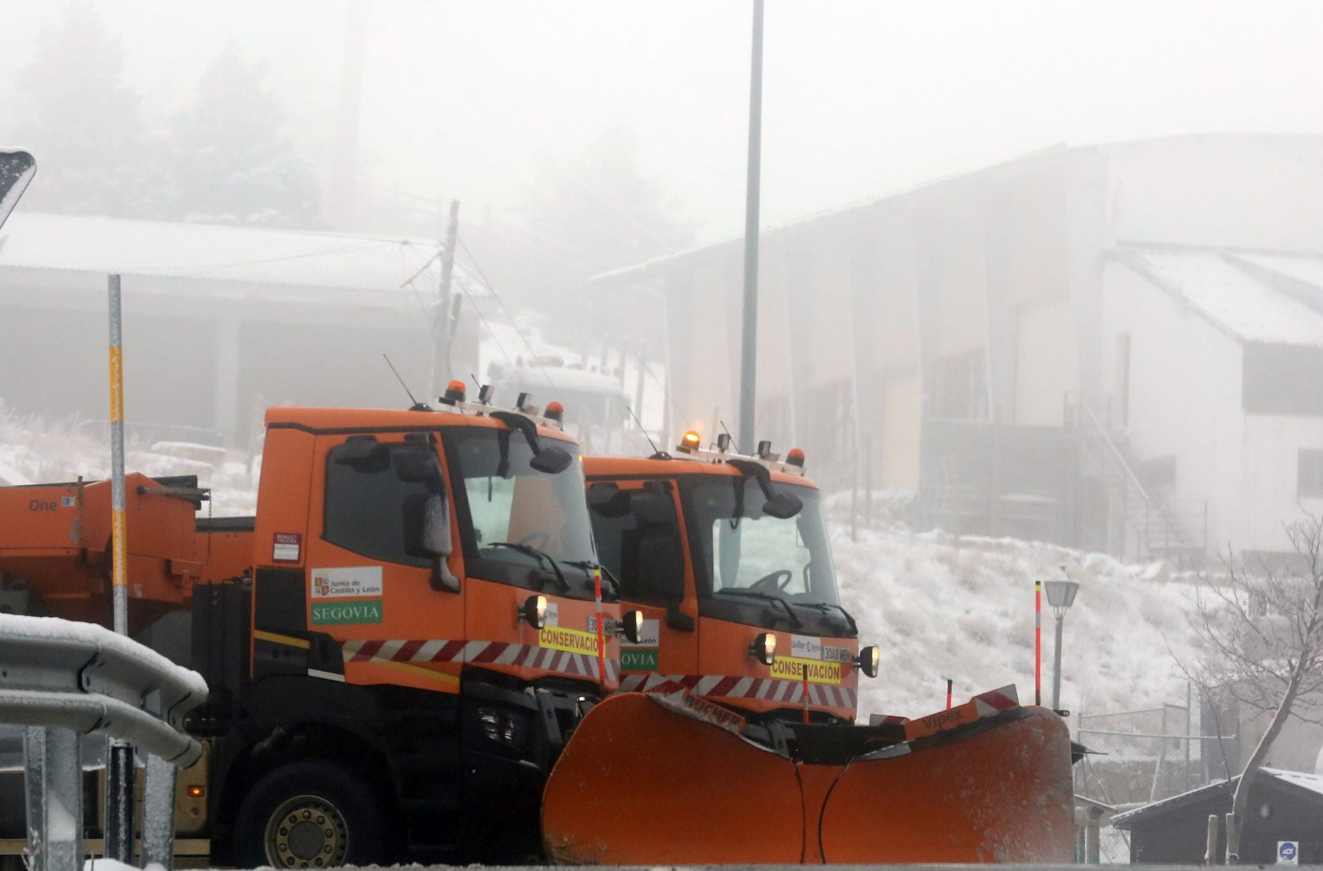 La nieve alfombra la sierra