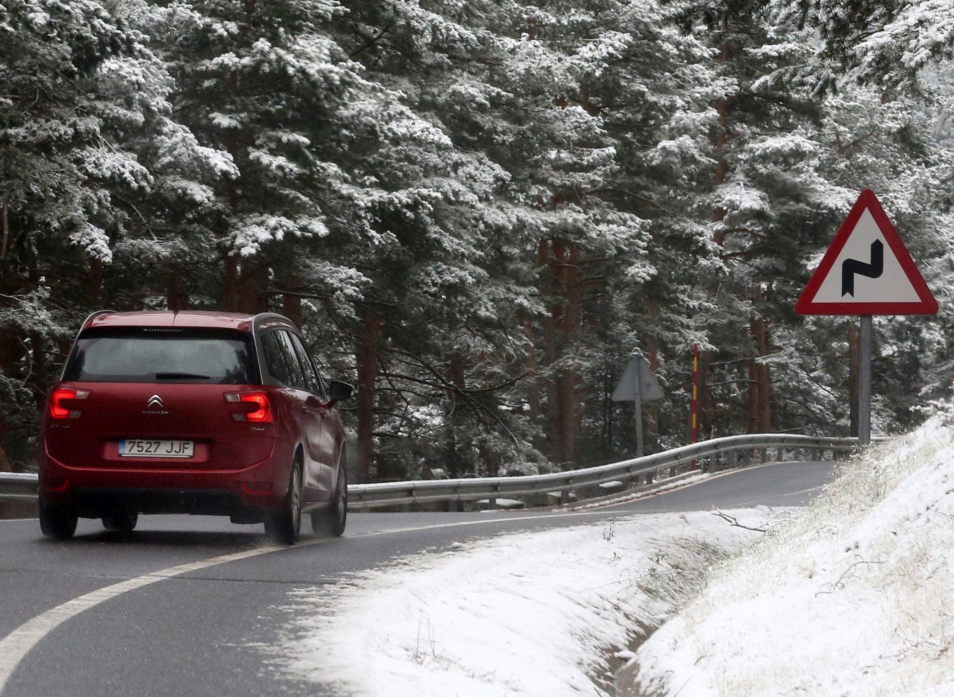 La nieve alfombra la sierra