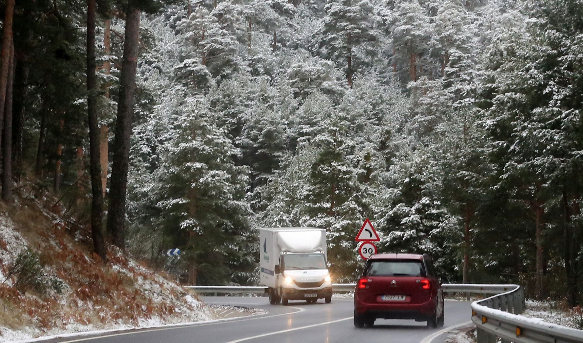 La nieve alfombra la sierra