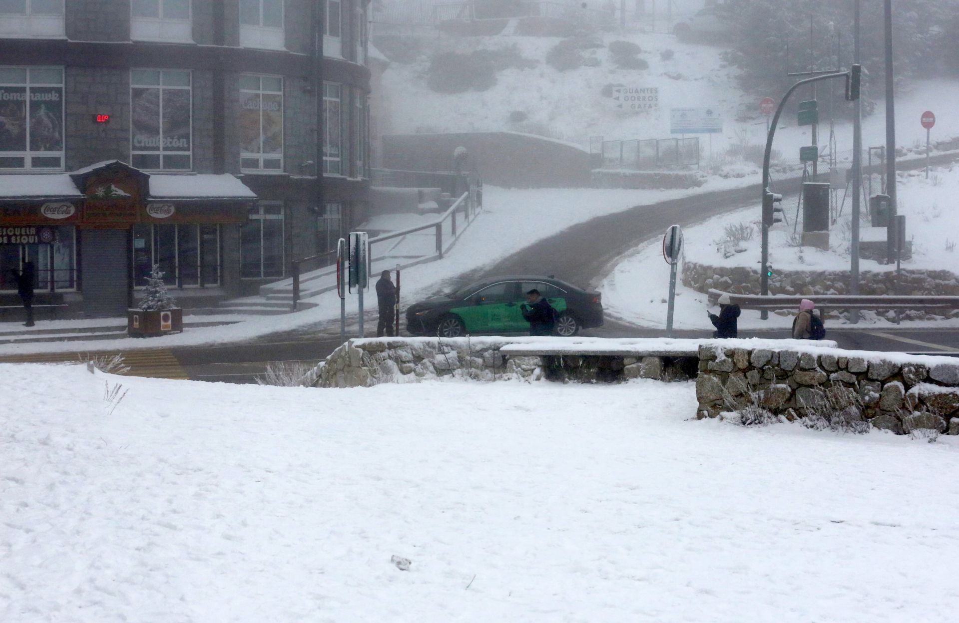 La nieve alfombra la sierra