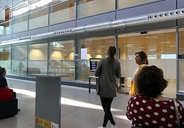 Usuarios en las oficinas del INSS de Segovia.