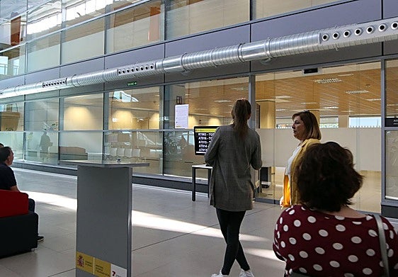 Usuarios en las oficinas del INSS de Segovia.