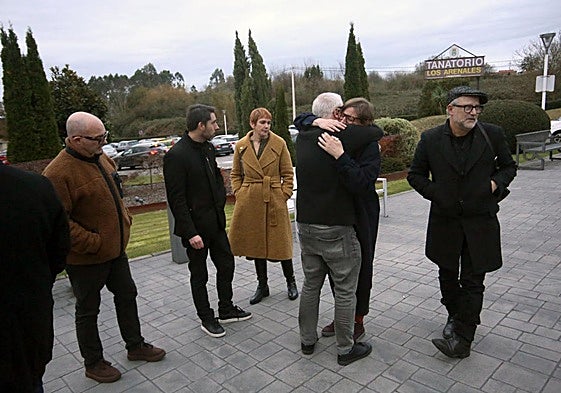 Allegados de José Luis Cienfuegos, en el tanatorio de Oviedo.