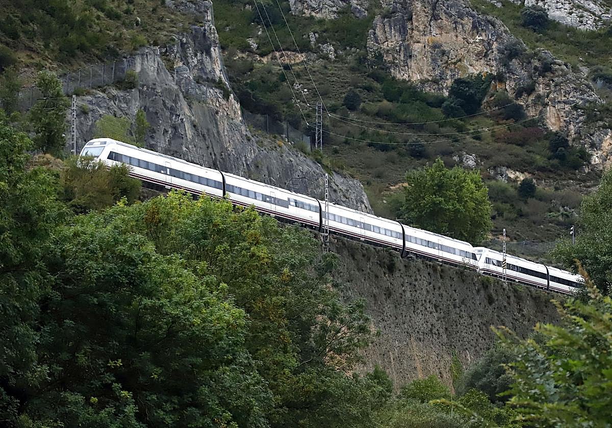 Un tren circula por el desfiladero de Pancorbo.